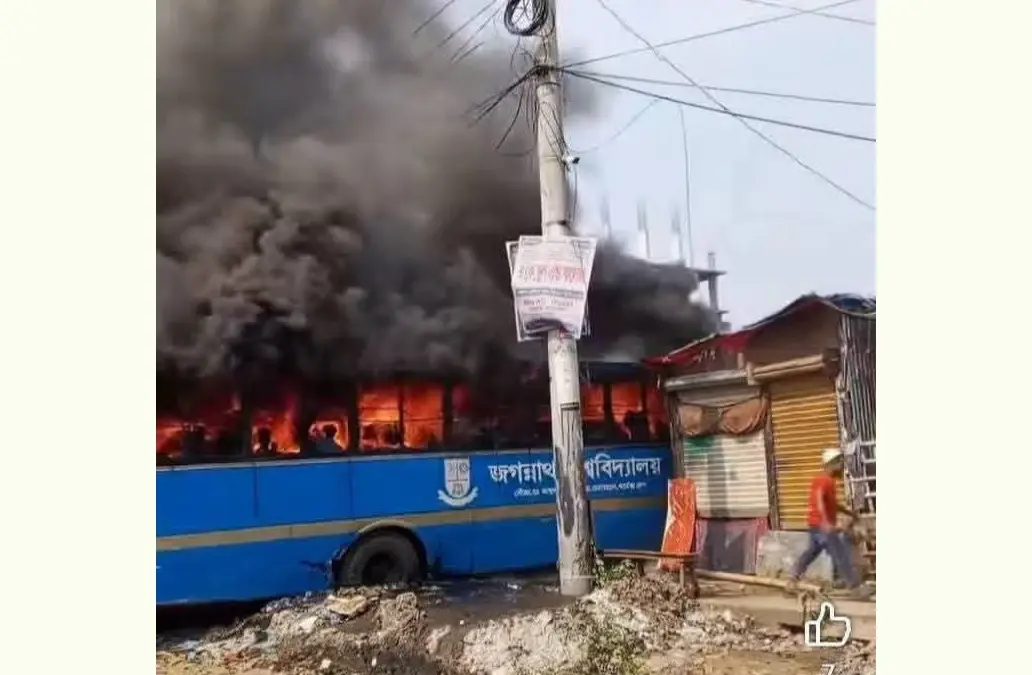 ডেমরায় আগুনে পুড়ল জগন্নাথ বিশ্ববিদ্যালয়ের শিক্ষার্থীদের বাস