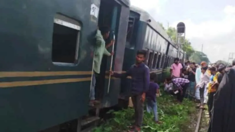 ৬ ঘণ্টা পর স্বাভাবিক ঢাকা ময়মনসিংহ রুটের ট্রেন চলাচল
