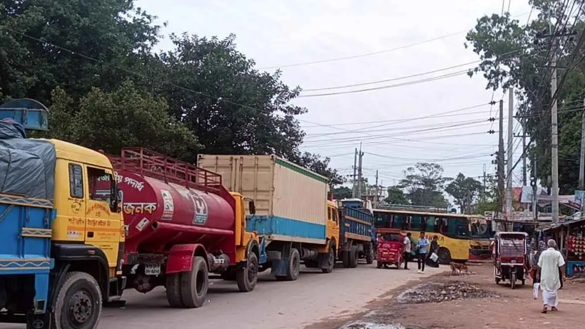 দাবি পূরণের আশ্বাসে ৭ ঘণ্টা পর দিনাজপুরে সড়ক অবরোধ প্রত্যাহার