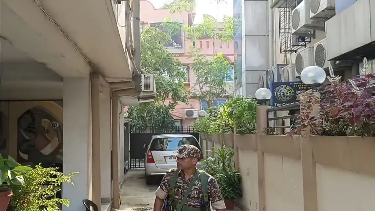 সাবেক মন্ত্রী ইন্দ্রনীল সেনের বাড়িতে ইডির অভিযান