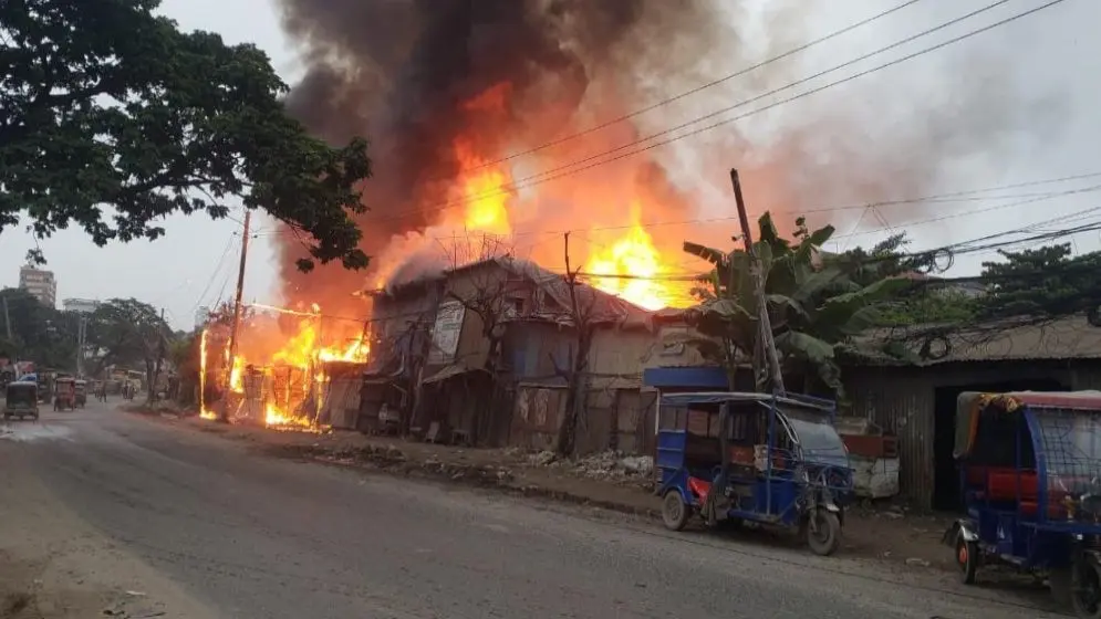 ফতুল্লায় ভয়াবহ আগুনে পুড়ল ৪ জুট গুদাম ও ৩ ইজিবাইক গ্যারেজ