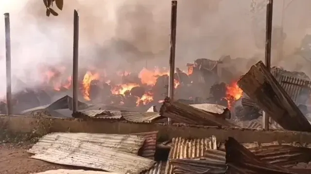 গাজীপুরে ঝুটের গোডাউনে আগুন, কাজ করছে ৫ ইউনিট