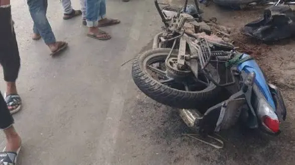 ট্রাকের সঙ্গে সংঘর্ষে মোটরসাইকেল আরোহী নিহত, কিশোর আহত