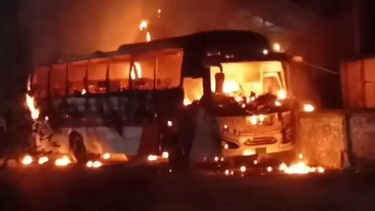 কদমতলীতে পার্ক করা বাসে আগুন, হতাহত নেই