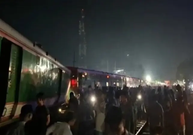 বগুড়ার সান্তাহারে কুড়িগ্রাম এক্সপ্রেসের লাগেজ ভ্যান লাইনচ্যুত