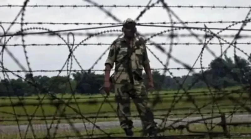 লালমনিরহাট সীমান্তে কৃষকদের ধস্তাধস্তির মুখে অস্ত্র ফেলে পালাল বিএসএফ