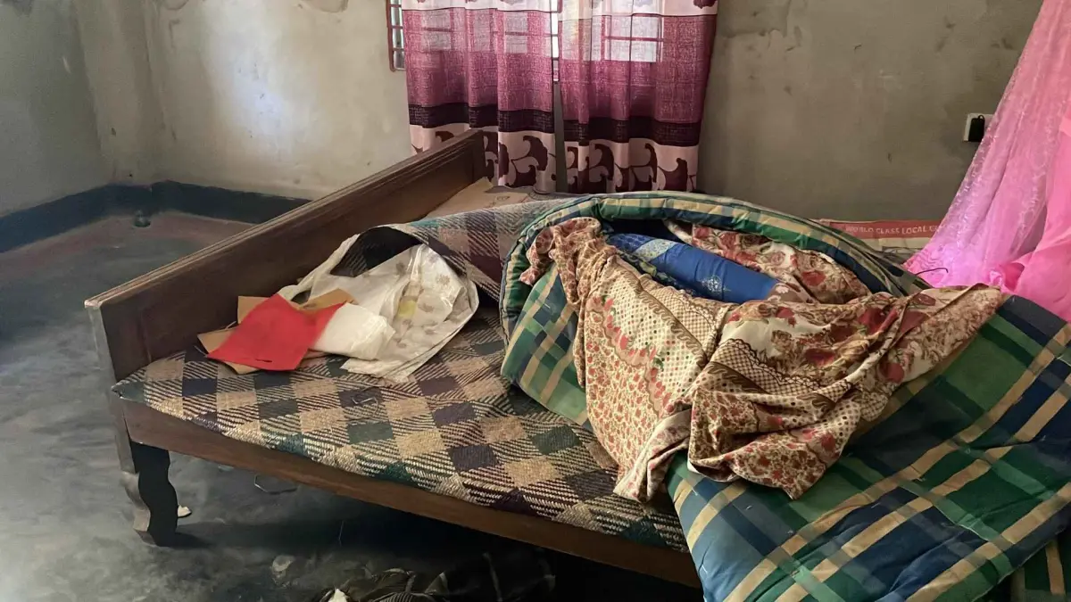 মিরসরাইয়ে প্রবাসীর বাড়িতে ডাকাতি, বৃদ্ধকে কুপিয়ে জখম