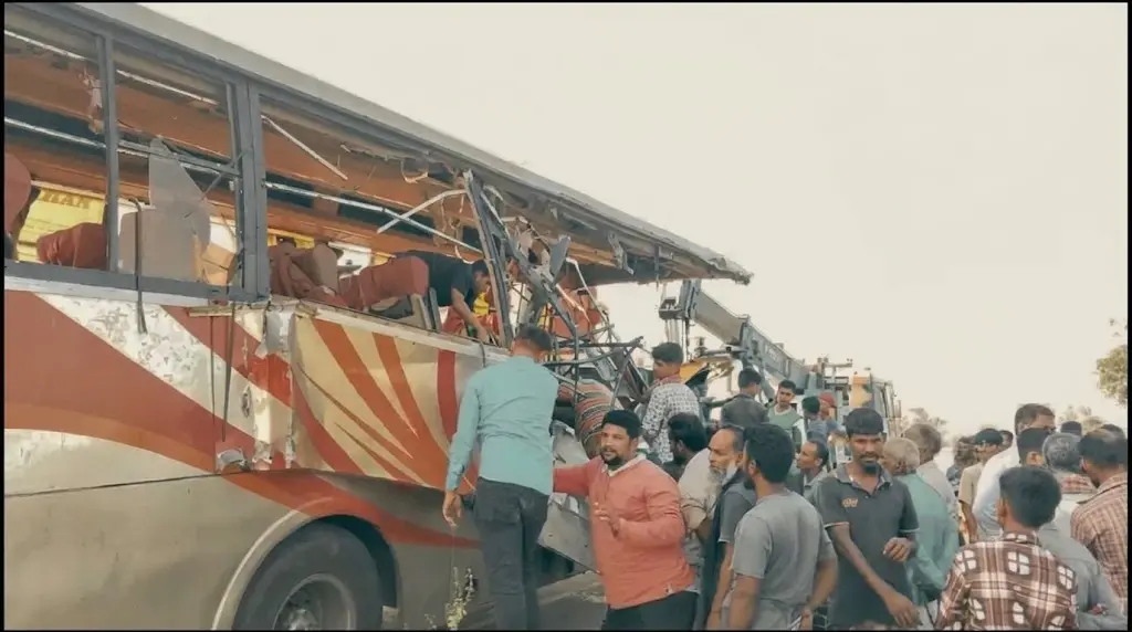মিঠাপুকুরে বাস-ডাম্প ট্রাক সংঘর্ষে নিহত ৪