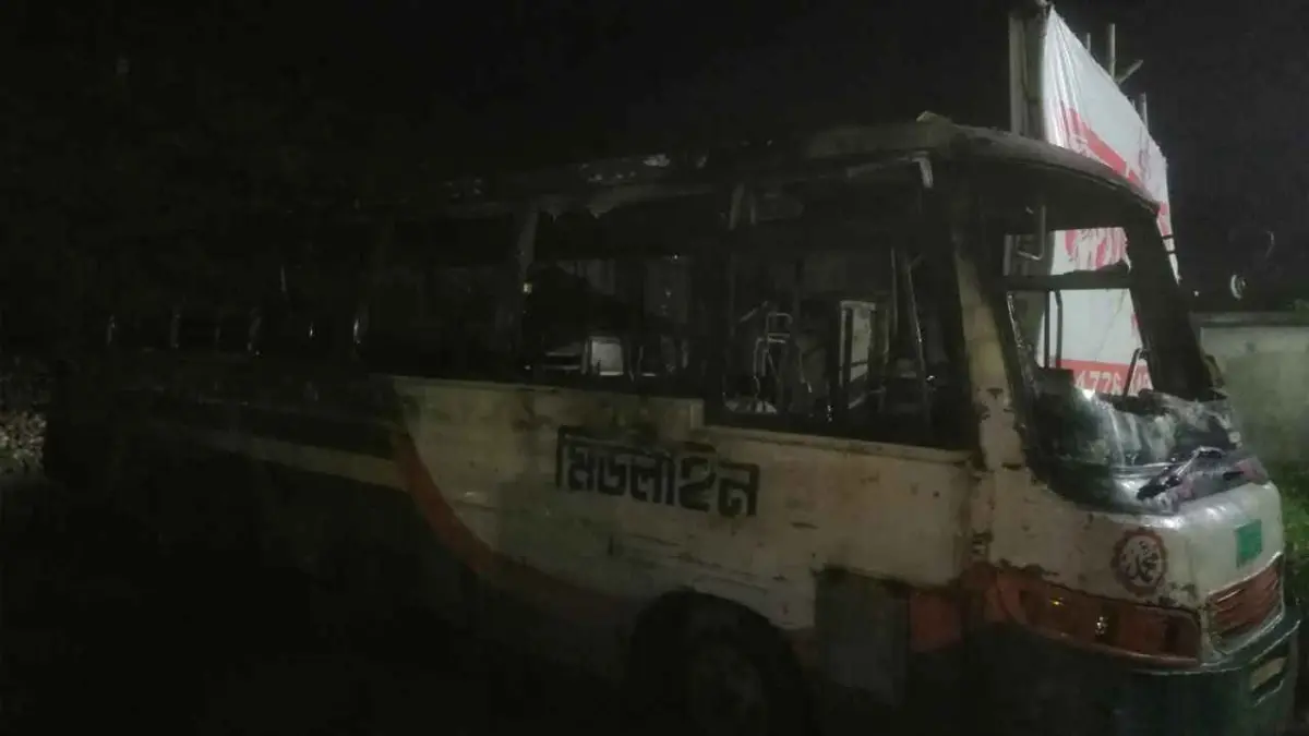 মধ্যরাতে রাজধানীতে পার্কিং করা বাসে আগুন