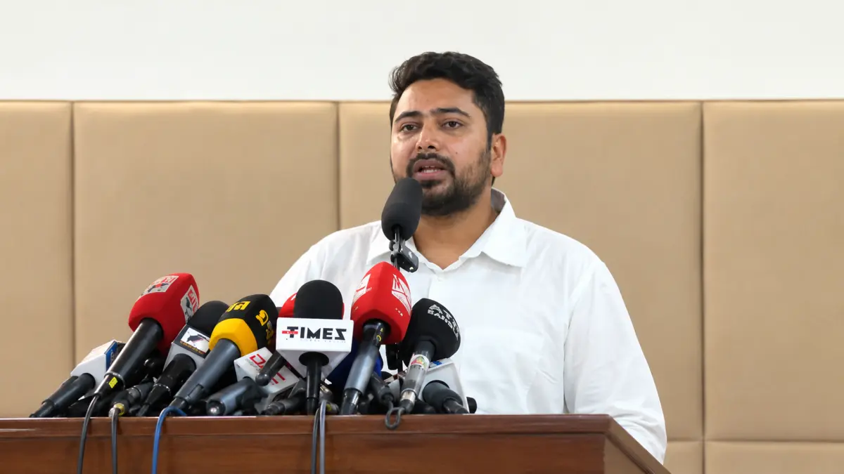স্বরাষ্ট্রমন্ত্রীর পদে থাকা নিয়ে নাহিদ ইসলামের আপত্তি