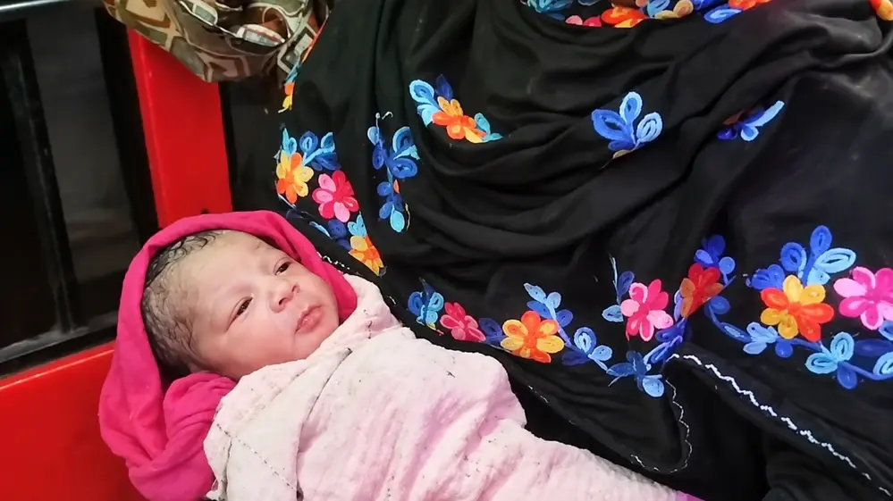 বাসে জন্ম নেওয়া নবজাতককে আজীবন ফ্রি যাতায়াতের ঘোষণা আনাস এন্টারপ্রাইজ