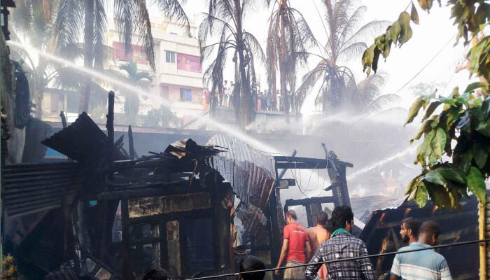 ঝালকাঠিতে অগ্নিকাণ্ডে ১০ বসতঘর পুড়ে ছাই, ক্ষতিগ্রস্তদের চরম দুর্ভোগ