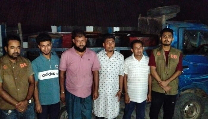 নোয়াখালীতে অবৈধভাবে মজুত ১৪০০ লিটার ডিজেল জব্দ, আটক ৪