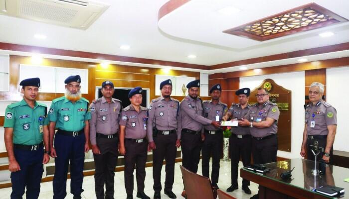 হারানো এডমিট কার্ড ফিরিয়ে পরীক্ষার্থীর মুখে হাসি