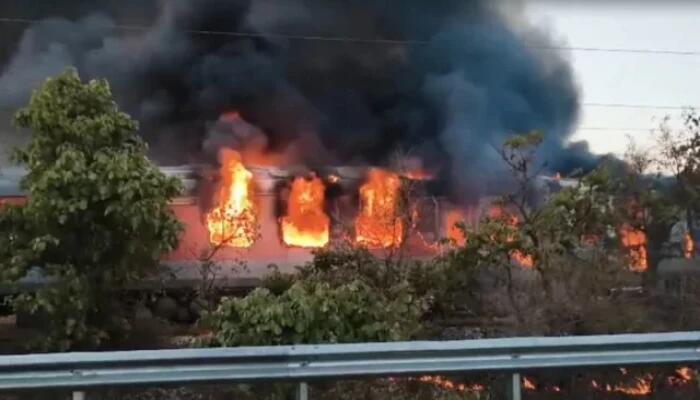 ভারতে চলন্ত রাজধানী এক্সপ্রেসে ভয়াবহ আগুন, অল্পের জন্য রক্ষা পেলেন ৬৮ যাত্রী