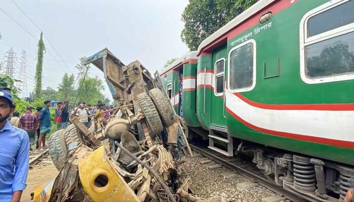 দেড় ঘণ্টা পর স্বাভাবিক চট্টগ্রামের রেল যোগাযোগ, পিকআপের সঙ্গে ট্রেনের সংঘর্ষ