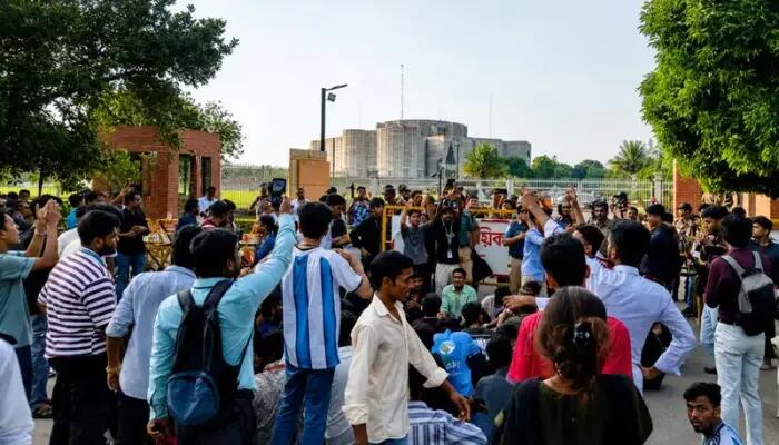 সংসদ ভবনের সামনে শিক্ষার্থীদের অবস্থান: শিক্ষামন্ত্রীর পদত্যাগসহ তিন দফা দাবি