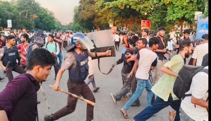 সংসদ ভবনের সামনে আন্দোলনকারী শিক্ষার্থীদের ওপর পুলিশের লাঠিচার্জ