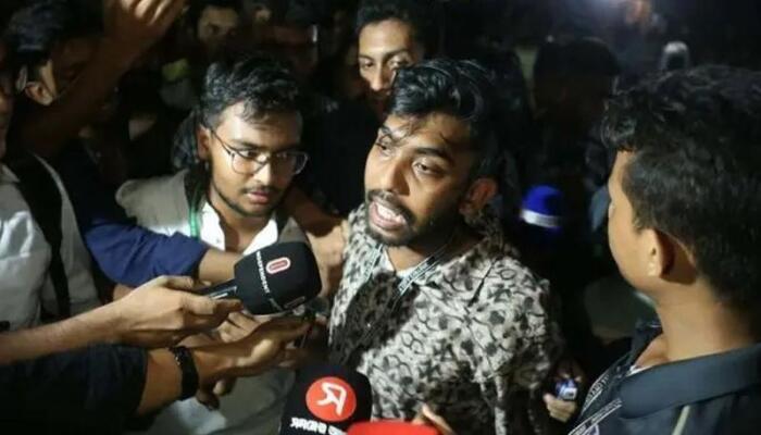 ১০ ঘণ্টা পর রাজপথ ছাড়ল শিক্ষার্থীরা: শিক্ষামন্ত্রীর পদত্যাগ দাবিতে আন্দোলন অব্যাহত