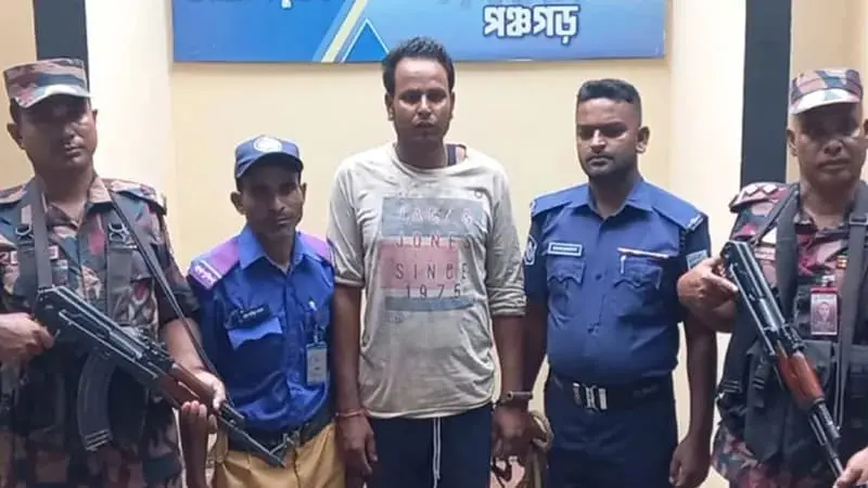 পঞ্চগড়ে আখখেতে চুরির সময় ভারতীয় যুবক আটক, পুলিশের কাছে হস্তান্তর
