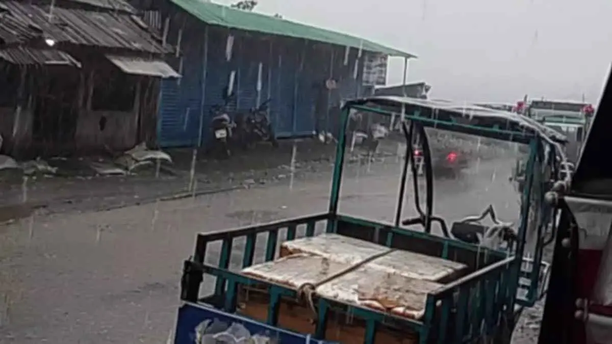 পটুয়াখালীতে টানা বৃষ্টিতে জনজীবনে ভোগান্তি