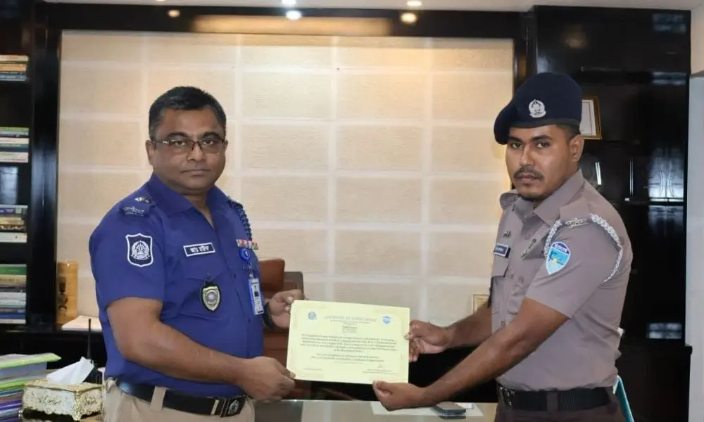 সাহসী পুলিশ সদস্যকে পুরস্কৃত করল ব্রাহ্মণবাড়িয়া জেলা পুলিশ