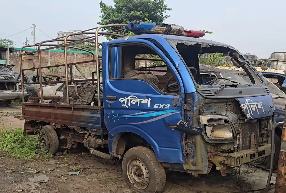 জুলাই অভ্যুত্থানে মরদেহ পুড়িয়ে দেওয়ার ঘটনায় ব্যবহৃত পুলিশ পিকআপ ভ্যান