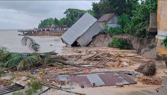 পদ্মা সেতু প্রকল্প রক্ষা বাঁধে ভয়াবহ ভাঙন