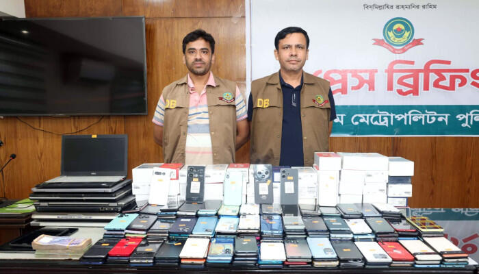 মোবাইলের আইএমইআই পাল্টে নতুন করে মোড়কজাত, গ্রেপ্তার ৫