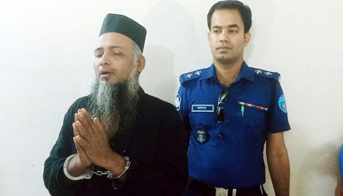 চাঁদপুরে মহানবী (সা.)  এর প্রতি ‘অসম্মান’ করার অভিযোগে খতিবকে কুপিয়ে জখম, হামলাকারী আটক