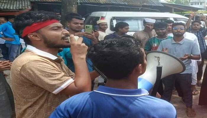 পুরান ঢাকায় ব্যবসায়ী হত্যাকাণ্ডের প্রতিবাদে ঝালকাঠিতে শিক্ষার্থীদের বিক্ষোভ
