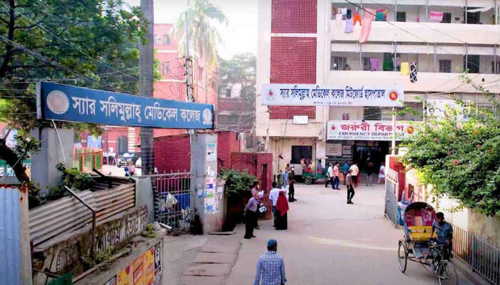 মিটফোর্ড হাসপাতাল ‘শাটডাউন’ ঘোষণা শিক্ষার্থীদের