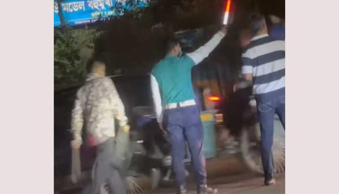 ধানমন্ডিতে জনসম্মুখে ছিনতাই, ট্রাফিক পুলিশের সামনে দিয়েই পালাল ছিনতাইকারী