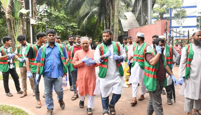 মহাসমাবেশ শেষে রমনা পার্ক পরিষ্কার করলেন জামায়াত নেতাকর্মীরা