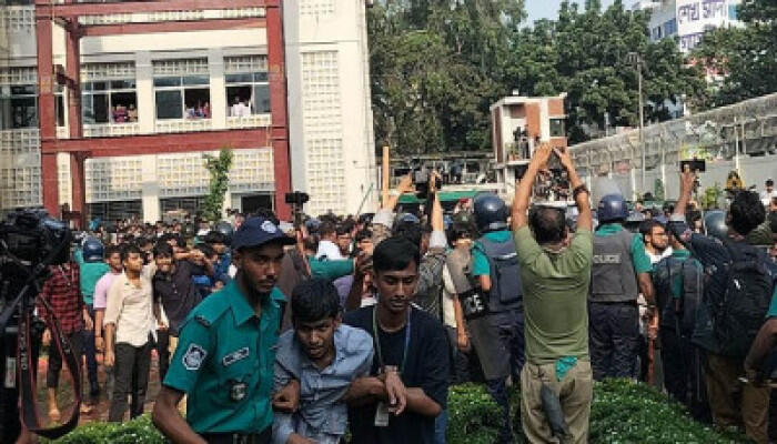 সচিবালয়ের সামনে সংঘর্ষে আহত প্রায় ৪০ জন শিক্ষার্থী