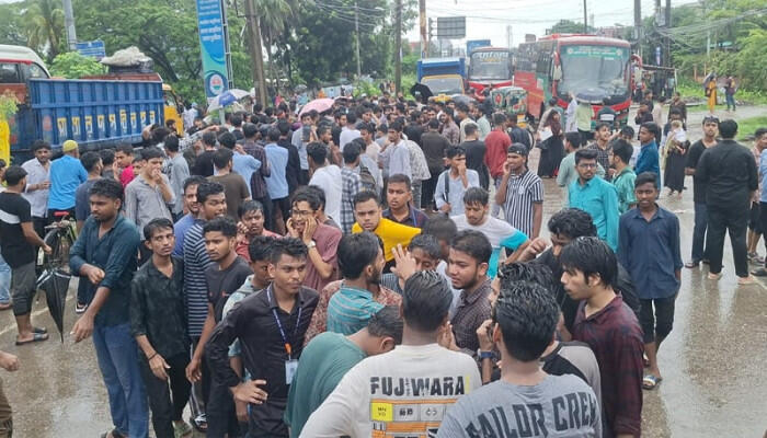 শিক্ষামন্ত্রীর পদত্যাগ দাবিতে শিক্ষার্থীদের ঢাকা-বরিশাল মহাসড়ক অবরোধ
