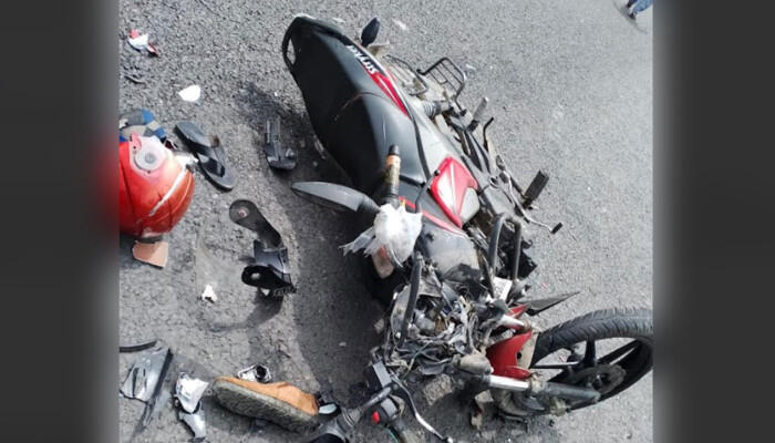 দুই মোটরসাইকেলের মুখোমুখি সংঘর্ষ