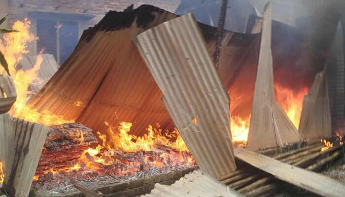 পাবনার বেড়ায় মসজিদ নির্মাণ নিয়ে সংঘর্ষ, নিহত ১; উত্তেজনায় বাড়িঘরে অগ্নিসংযোগ