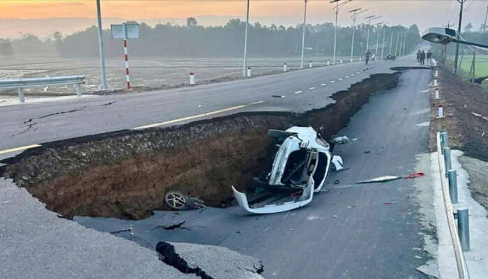 দেবে গেল রাস্তা, গর্তে পড়ল চলন্ত গাড়ি