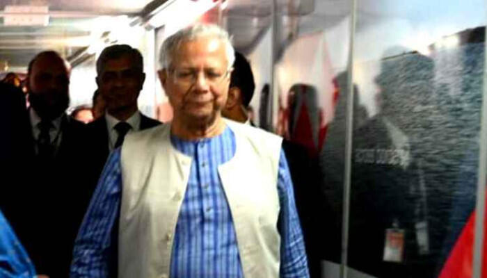 বার্ন ইনস্টিটিউটে দগ্ধদের খোঁজ নিতে গেলেন ড. ইউনূস, চিকিৎসা নিশ্চিতে নির্দেশ