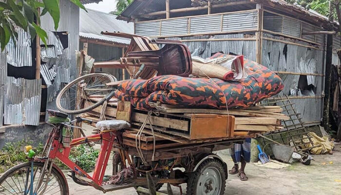 গঙ্গাচড়ায় আতঙ্ক কাটেনি, জিনিসপত্র নিয়ে গ্রাম ছাড়ছেন অনেকে