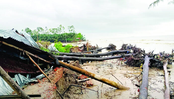 জোয়ারে লণ্ডভণ্ড পারকি সৈকত