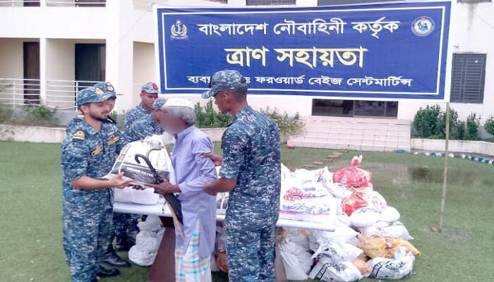 নৌবাহিনীর ত্রাণ পেল সেন্টমার্টিনের অসহায় মানুষ