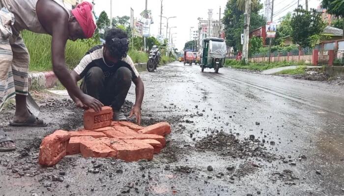 বৃষ্টিতে কোটি টাকার রাস্তায় গর্ত, দুর্ঘটনার ঝুঁকি বেড়েই চলেছে