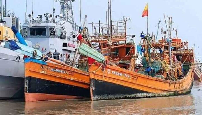 বঙ্গোপসাগরে অনুপ্রবেশ, ভারতীয় ট্রলারসহ ১৪ জেলে আটক
