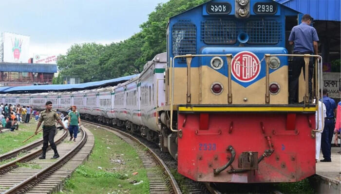 ‘জুলাই ঘোষণাপত্র’ পাঠ অনুষ্ঠানে জনসমাগম: আটটি ট্রেনে ঢাকায় আনা হবে ছাত্র-জনতা