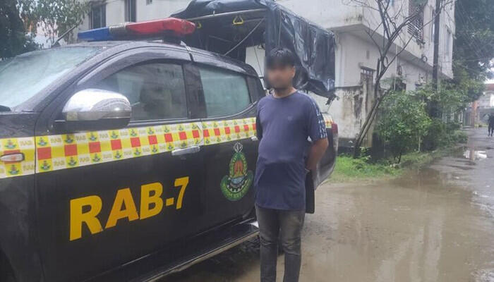 ফেনীতে ১০ মামলার পলাতক আসামি গ্রেফতার