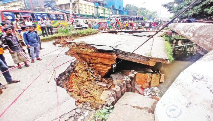 পানির চাপে ভেঙে গেল ৪৫ বছরের পুরনো সেতু