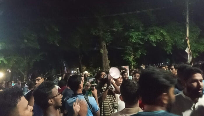 ঢাবির হলে ছাত্রদল কমিটি নিয়ে মধ্যরাতের বিক্ষোভ, টিএসসিতে শিক্ষার্থীদের সমাবেশ