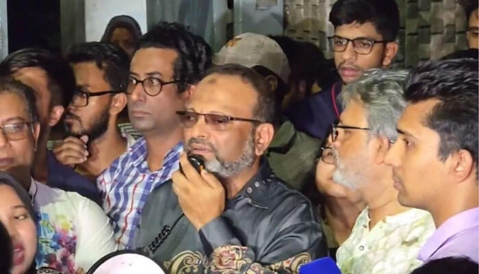 ঢাবি আবাসিক হলে ছাত্ররাজনীতি নিষিদ্ধ থাকবে: উপাচার্যের ঘোষণা, আন্দোলনকারীদের ছয় দফা দাবি